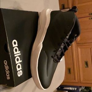 Men’s black Adidas basketball sneakers nwtg